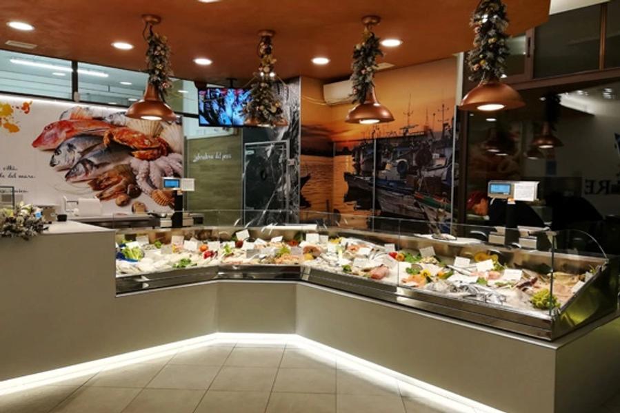 Fischtheke-mit-geradem-Glas