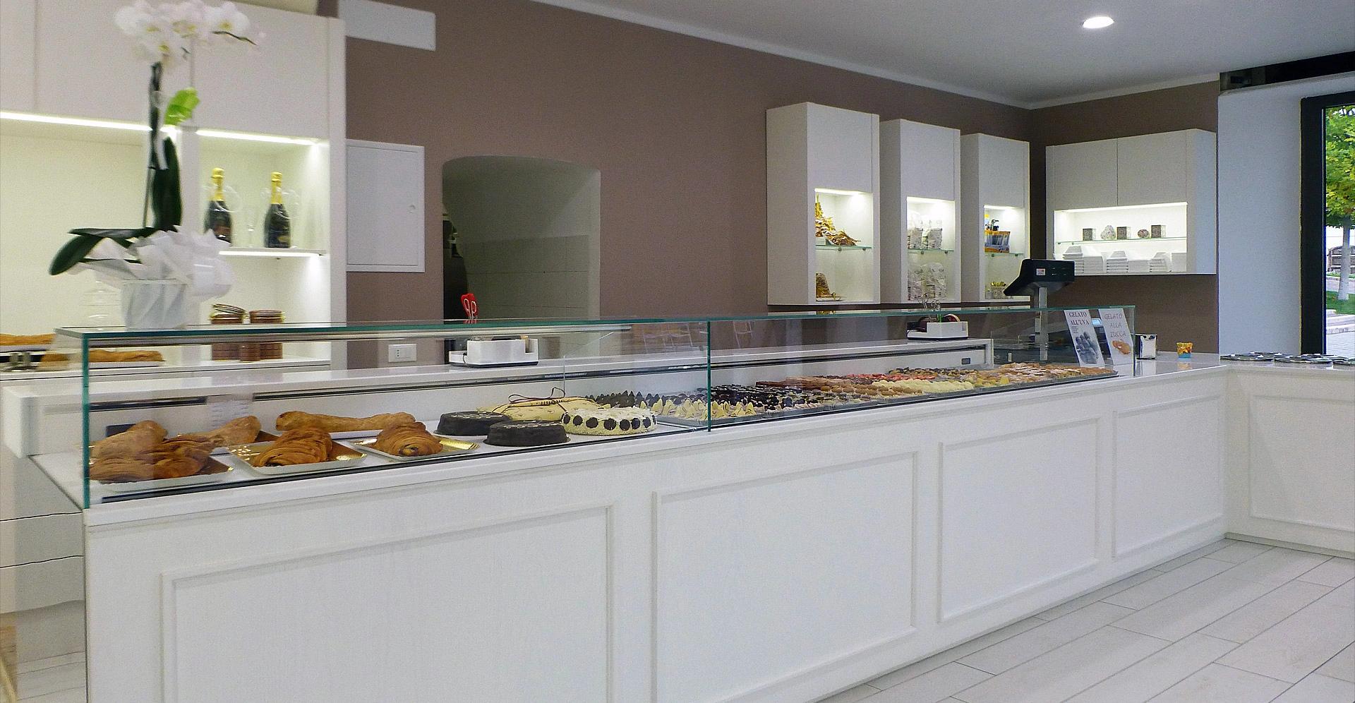 Showcase Fridge for Pastry Shop